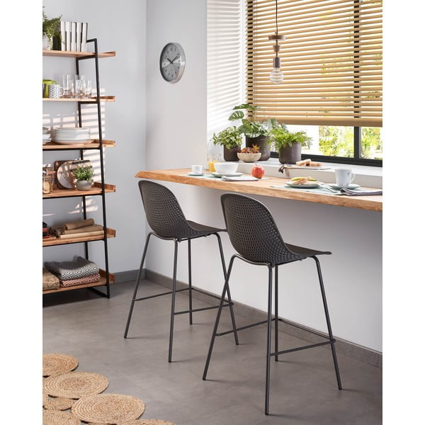 Antracitová kovová/plastová záhradná barová stolička Quinby – Kave Home-image-2