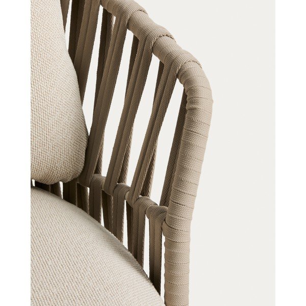 Krémovobiele/taupe polstrované záhradné kreslo Osani – Kave Home-image-1