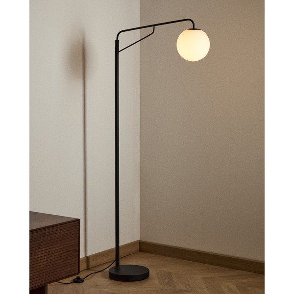 Biela/čierna stojacia lampa so skleneným tienidlom (výška  164 cm) Eilo – Kave Home-image-1