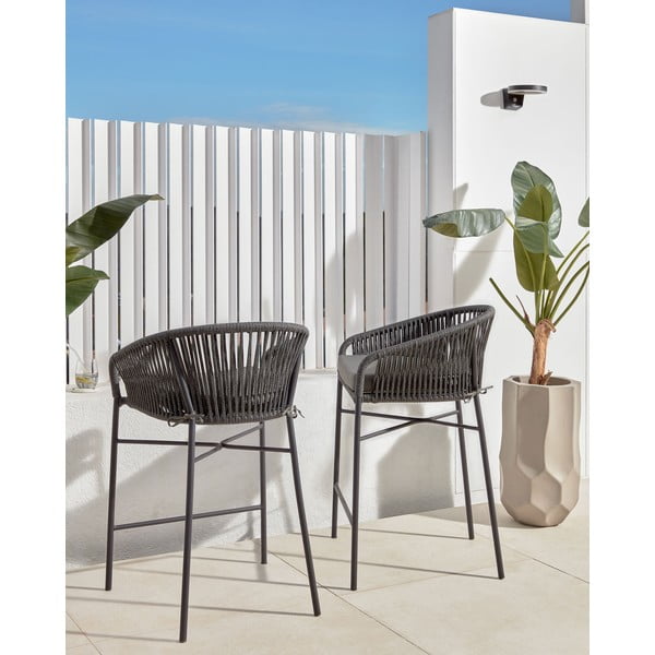 Čierna kovová/polstrovaná záhradná barová stolička Yanet – Kave Home-image-2