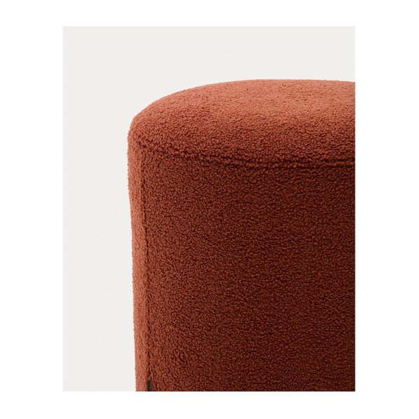 Taburet v terakotovej farbe z textílie buklé Kaeli – Kave Home-image-2
