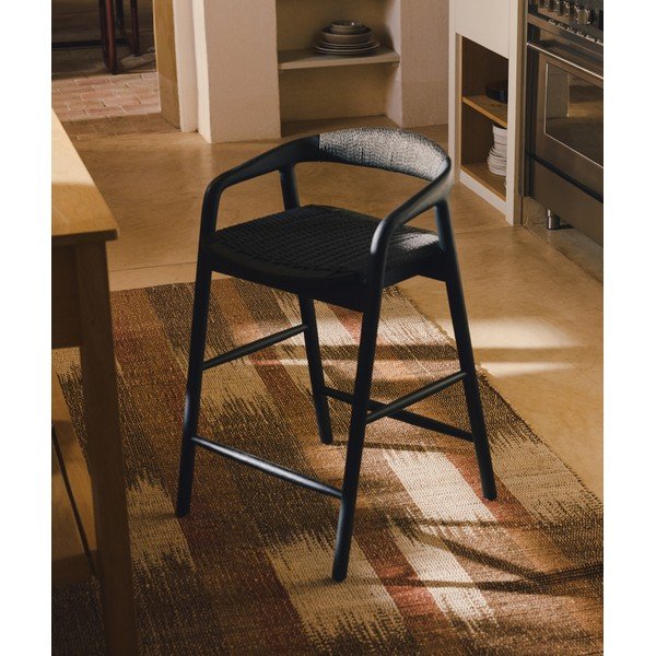 Čierna barová stolička s podrúčkami z dubového dreva (výška sedadla 65 cm) Derile – Kave Home-image-1