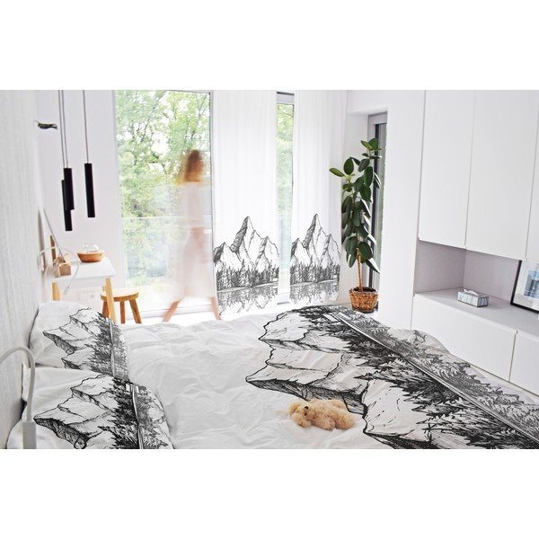 Čierno-biely záves z bavlneného saténu 110x250 cm Cabin in the Mountain – Butter Kings-image-1