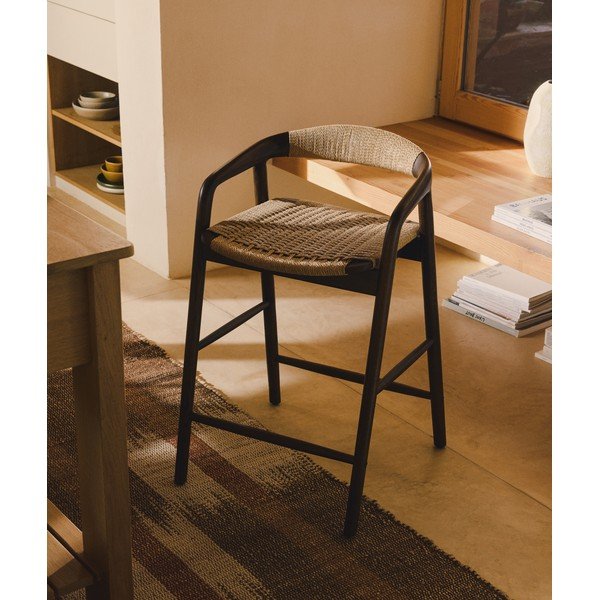 Hnedá barová stolička s podrúčkami z dubového dreva (výška sedadla 65 cm) Derile – Kave Home-image-1