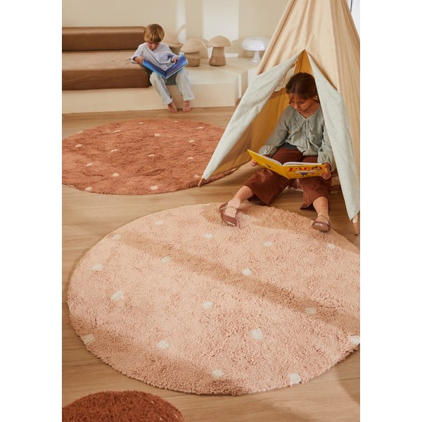 Svetloružový prateľný ručne tkaný bavlnený detský koberec ø140 cm Round Dot Rose – Lorena Canals-image-3