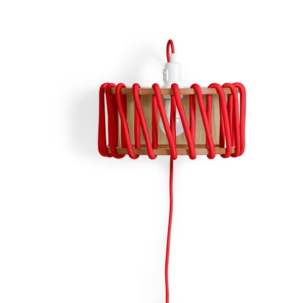 Červená nástenná lampa s drevenou konštrukciou EMKO Macaron, dĺžka 30 cm