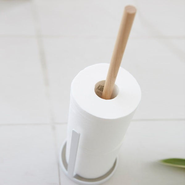 Biely stojan na náhradné toaletné papiere s detailom z bukového dreva YAMAZAKI Tosca-image-2