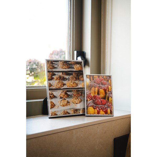 Kovový stojací rámček v lesklej striebornej farbe 11x16 cm Sweet Memory Pearl – Zilverstad-image-2