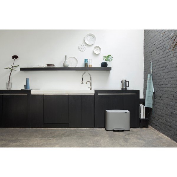 Svetlosivý nášľapný oceľový odpadkový kôš na triedený odpad 34 l Bo – Brabantia-image-1