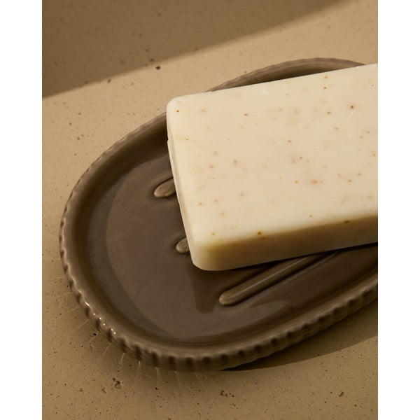 Tmavohnedá keramická nádobka na mydlo Selime – Kave Home-image-2