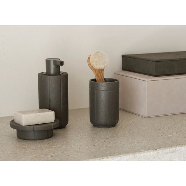 Sivá nádobka na mydlo z polyresínu Kua – Blomus-image-1