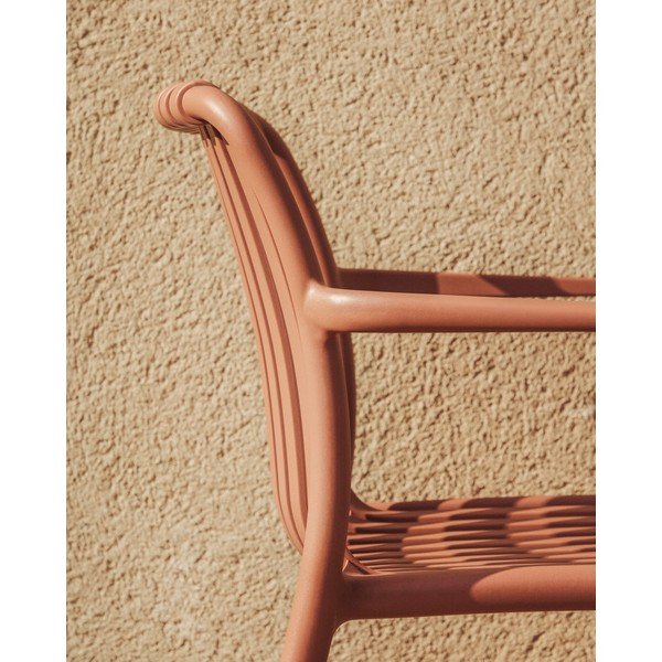 Plastová záhradná stolička v terakotovej farbe Isabellini – Kave Home-image-4