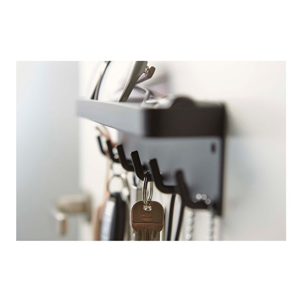 Čierny vešiak na kľúče s poličkou YAMAZAKI Smart-image-3