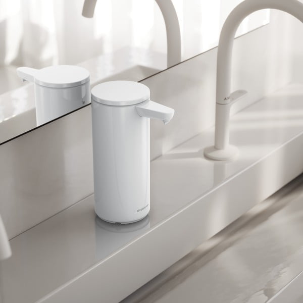 Biely bezdotykový kovový dávkovač mydla 266 ml – simplehuman-image-2