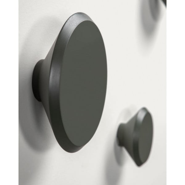 Sivozelené nástenné drevené háčiky v súprave 3 ks Nadua – Kave Home-image-4