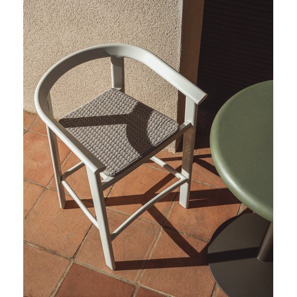 Krémovobiela drevená záhradná barová stolička Erice – Kave Home-image-1