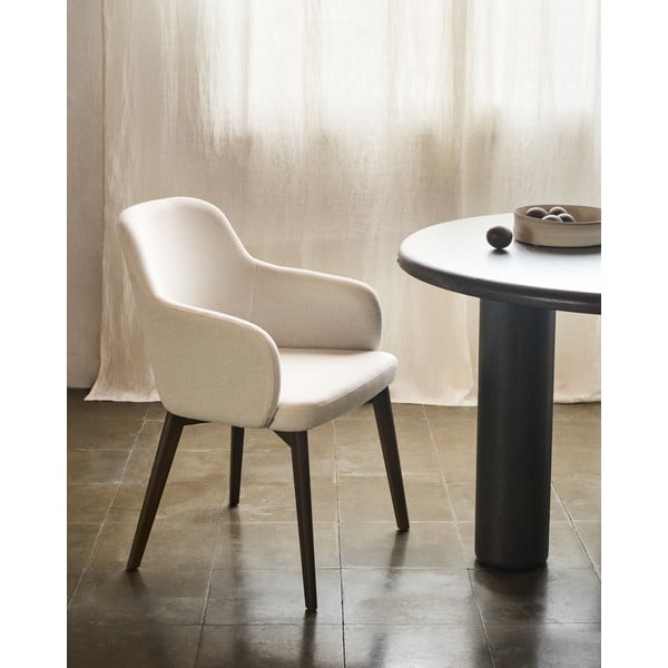 Krémovobiele čalúnené jedálenské kreslo s podrúčkami Nelida – Kave Home-image-1