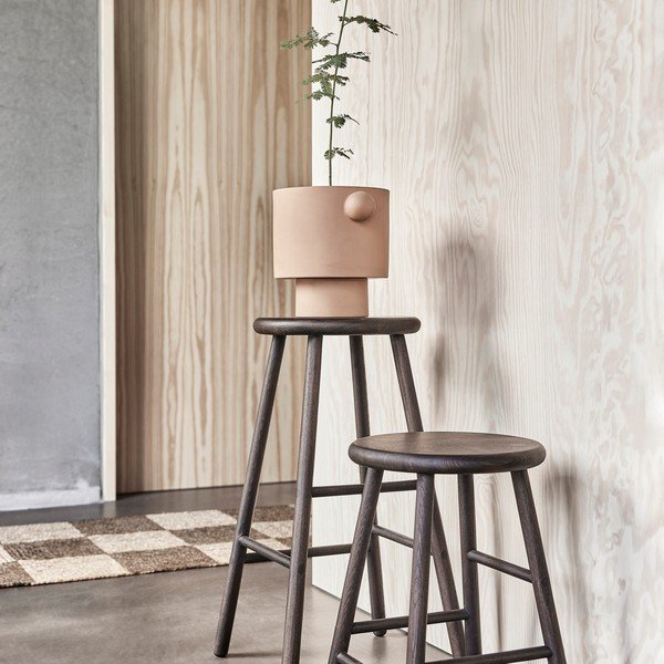 Barová stolička z jaseňového dreva v tmavo prírodnej farbe (výška sedadla 65 cm) Moto – OYOY Living Design-image-2
