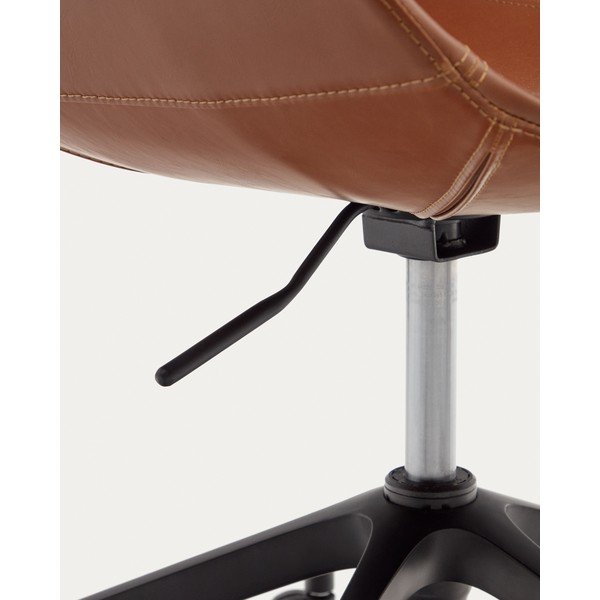 Koňakovohnedá kancelárska stolička z imitácie kože Tissiana – Kave Home-image-1