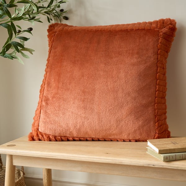 Dekoračný vankúš z mikroplyšu 55x55 cm Velvet and Faux Fur – Catherine Lansfield-image-1