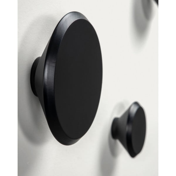 Čierne nástenné drevené háčiky v súprave 3 ks Nadua – Kave Home-image-4