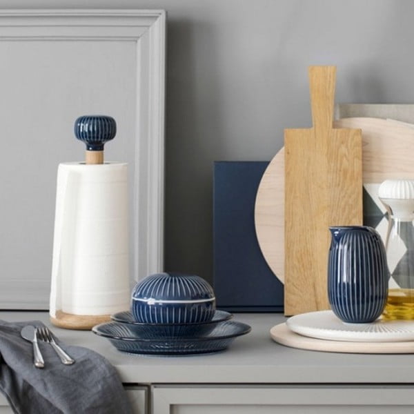 Stojan na papierové utierky z dubového dreva s tmavomodrým detailom z porcelánu Kähler Design Hammershoi-image-1