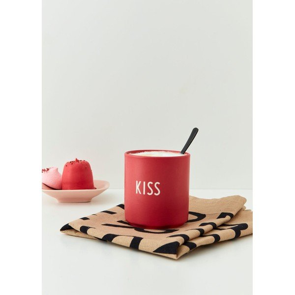 Červený porcelánový hrnček Design Letters Kiss, 300 ml-image-1
