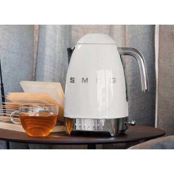 Biela rýchlovarná kanvica z nehrdzavejúcej ocele 1,7 l Retro Style – SMEG-image-1