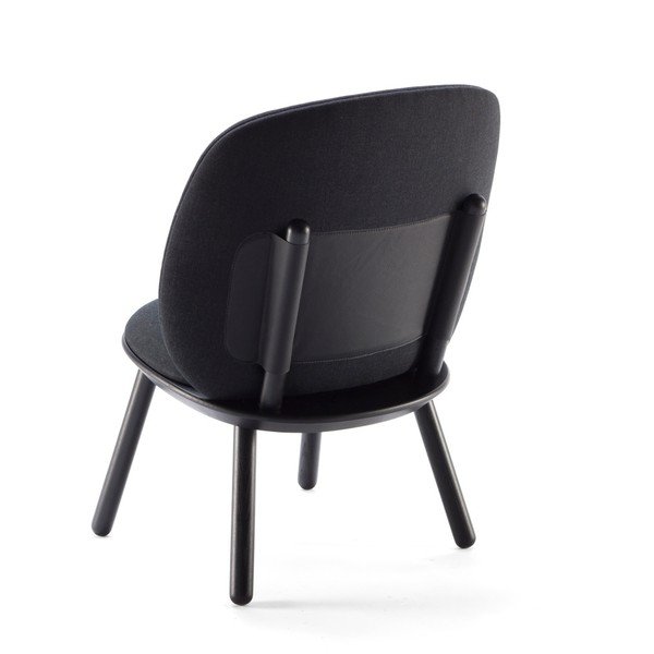 Čierne kreslo s konštrukciou z jaseňového dreva a koženými detailmi EMKO Naïve-image-3