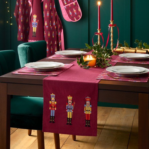 Bavlnený behúň na stôl s vianočným motívom 220x32 cm Christmas Nutcracker – Catherine Lansfield-image-1