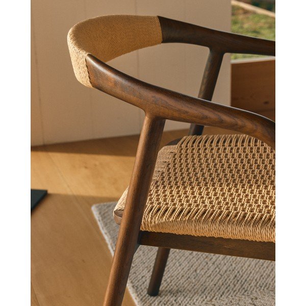 Jedálenská stolička s podrúčkami v tmavo prírodnej farbe Derile – Kave Home-image-3