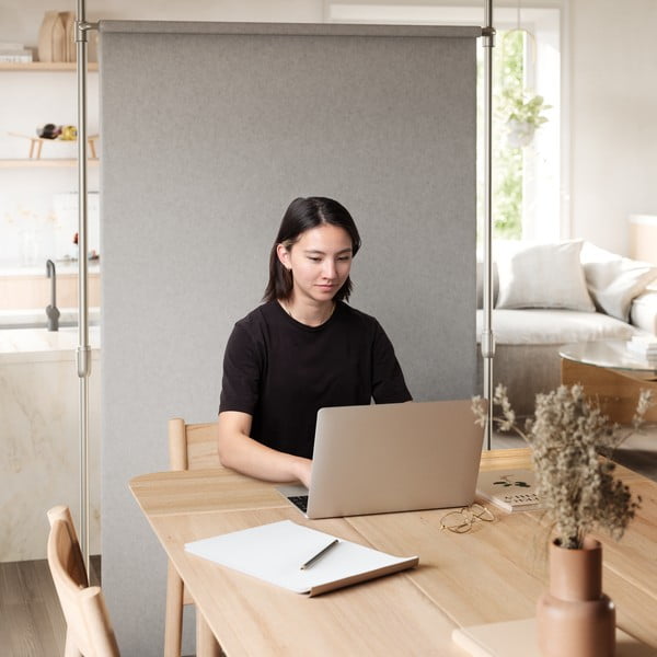 Oceľový deliaci rám na záves v striebornej farbe Anywhere – Umbra-image-3