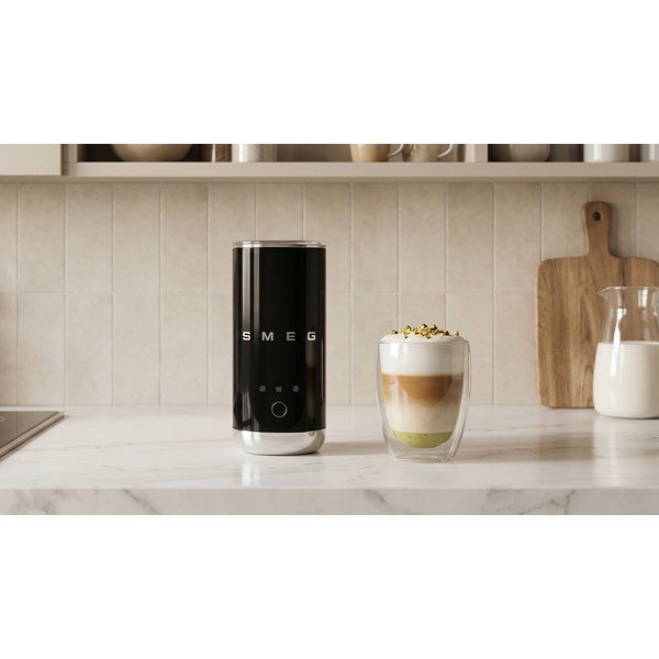 Čierny plastový elektrický šľahač mlieka 120 ml – SMEG-image-2