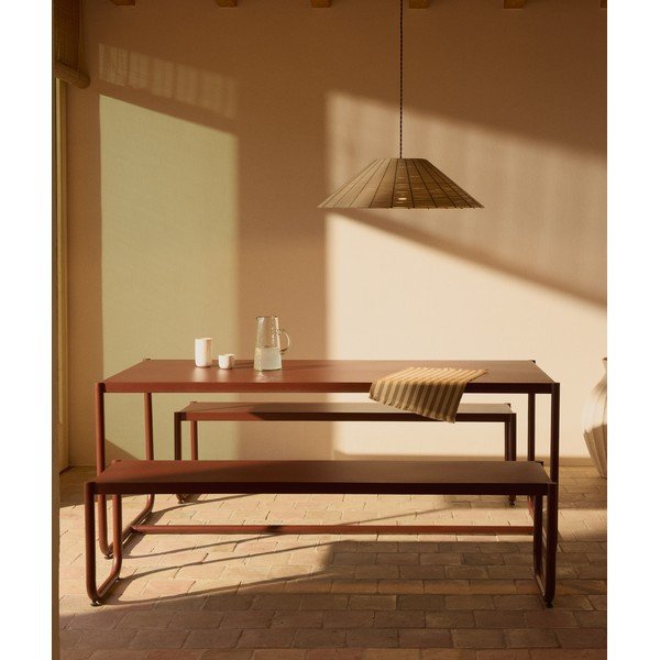 Vínovočervená kovová záhradná jedálenská súprava pre 4 osoby Sotil – Kave Home-image-1