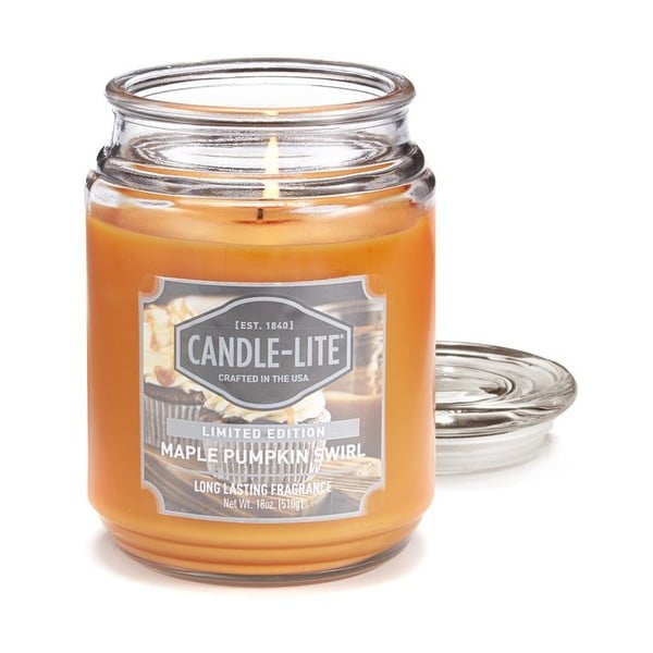 Vonná sviečka v skle s vôňou javoru a dyne Candle-Lite, doba horenia až 110 hodín