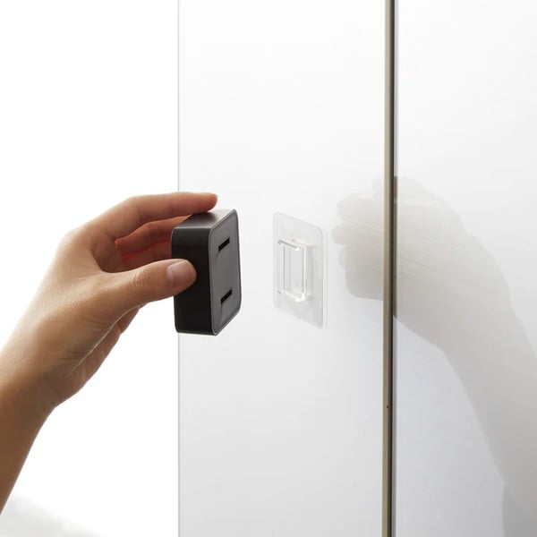 Čierny samodržiaci plastový držiak na kuchynské utierky Film Hook – YAMAZAKI-image-3