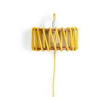 Žltá nástenná lampa s drevenou konštrukciou EMKO Macaron, dĺžka 30 cm