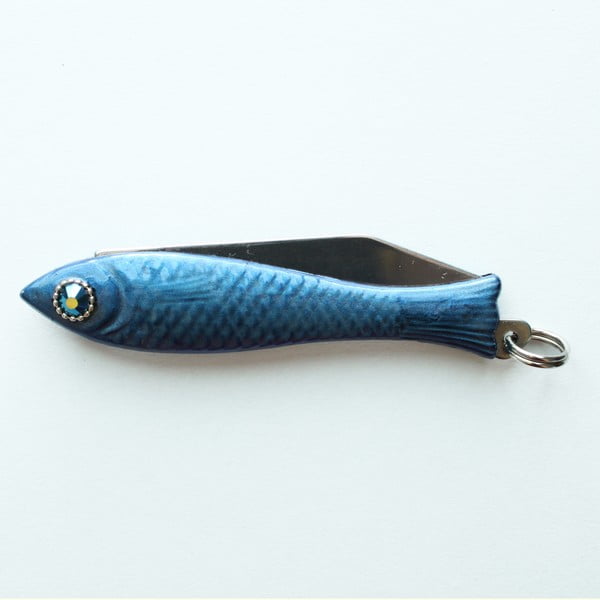 Tmavomodrý český nožík rybička s krištáľom v oku v dizajne od Alexandry Dětinskej