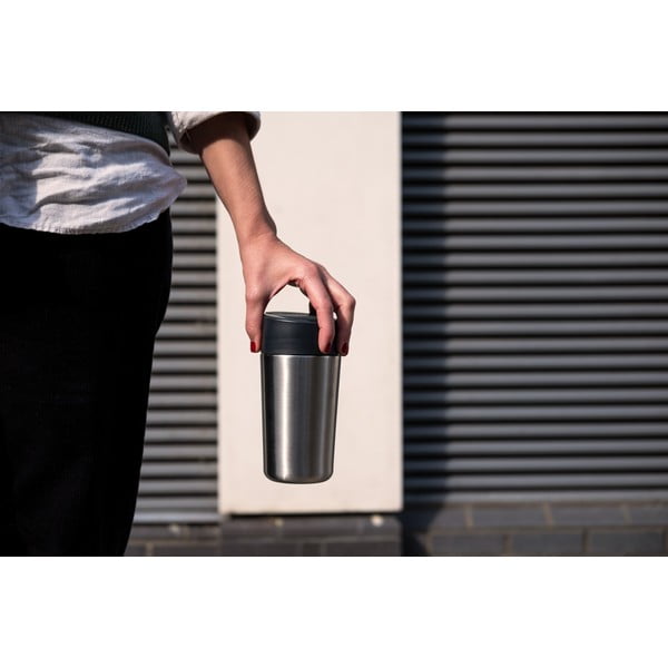 Cestovný hrnček v tmavomodro-lesklo striebornej farbe 450 ml Sipp – Joseph Joseph-image-1