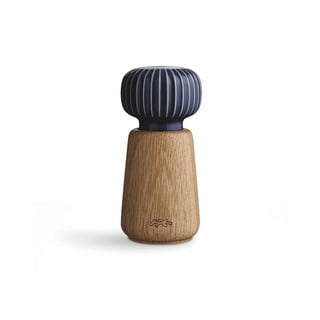 Mlynček z dubového dreva na korenie s tmavomodrým detailom z porcelánu Kähler Design Hammershoi, výška 13 cm