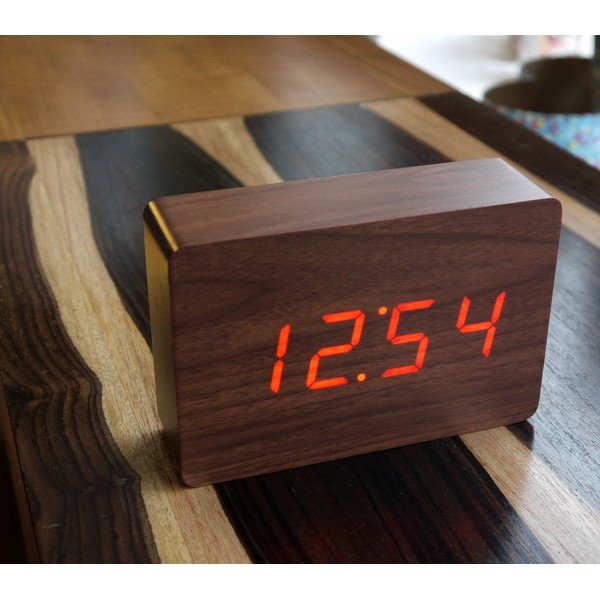 Hnedý budík s červeným LED displejom Gingko Brick Click Clock-image-1