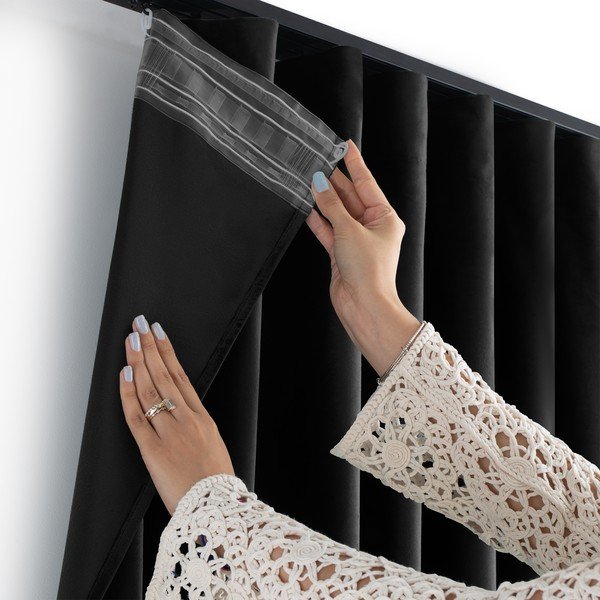 Čierny zamatový dimout záves 200x300 cm Velto – Filumi-image-4