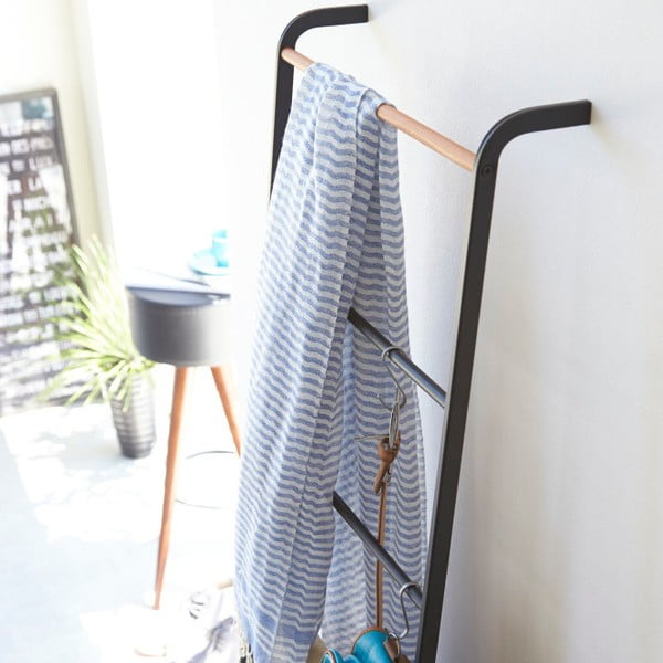 Čierny dekoratívny rebrík s detailom z bukového dreva YAMAZAKI Tower Ladder-image-2