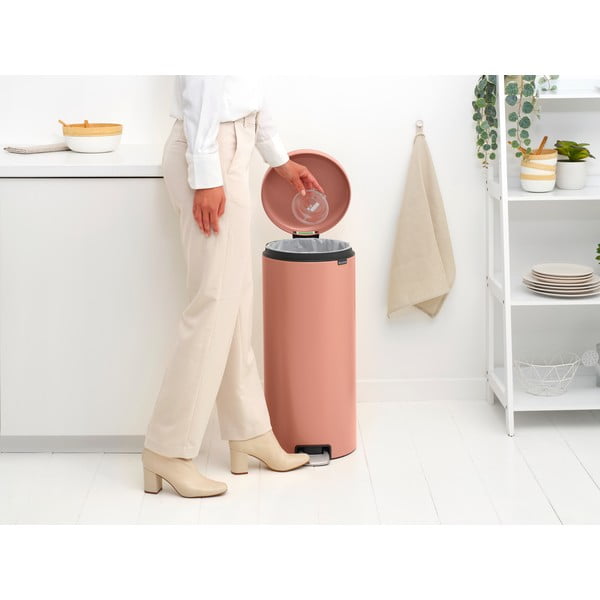 Nášľapný oceľový odpadkový kôš v lososovej farbe 30 l NewIcon – Brabantia-image-4