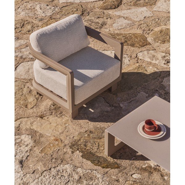 Krémovobiele/taupe polstrované záhradné kreslo Nerano – Kave Home-image-1