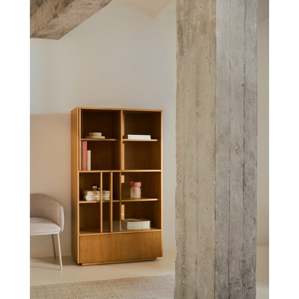 Vitrína v dekore duba s posuvnými dverami v prírodnej farbe 100x174x40 cm Helvine – Kave Home-image-1