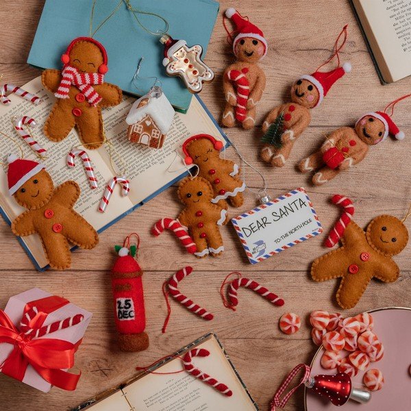 Textilné ručne vyrábané vianočné ozdoby v súprave 2 ks 6,5 cm Gingerbread Couple – Sass & Belle-image-1