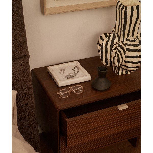 Nočný stolík v dekore orecha v tmavo prírodnej farbe Norlen – Kave Home-image-2