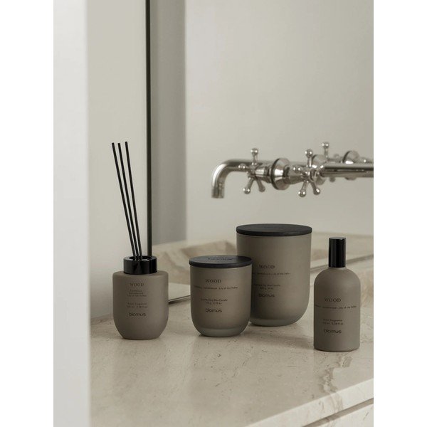 Vonná sójová sviečka doba horenia 35 h Tuoksu Wood – Blomus-image-1