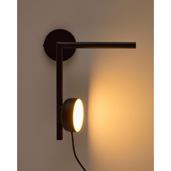 Čierne kovové LED stmievateľné nástenné svietidlo do zásuvky Orey – Kave Home-image-1